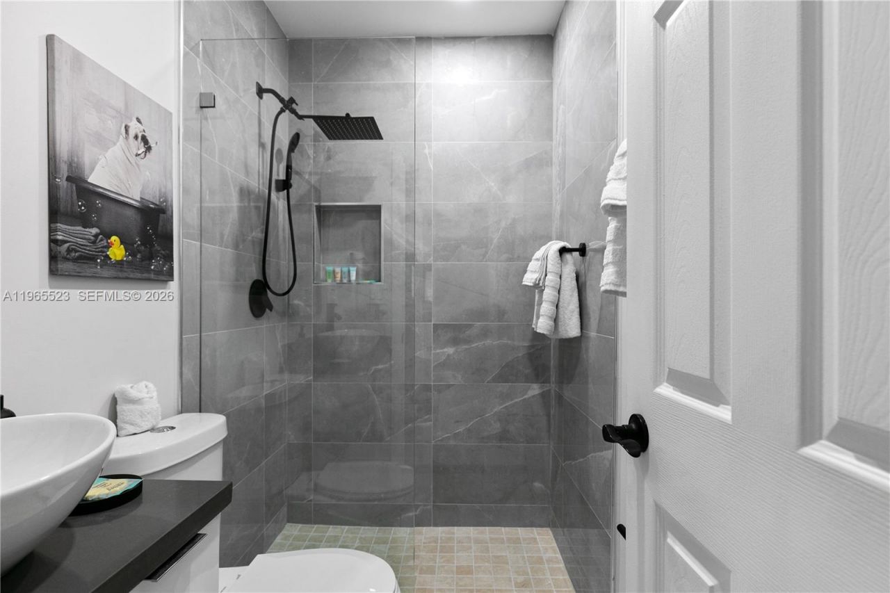 2376 NW 2nd St, Miami, FL 33125 Photo