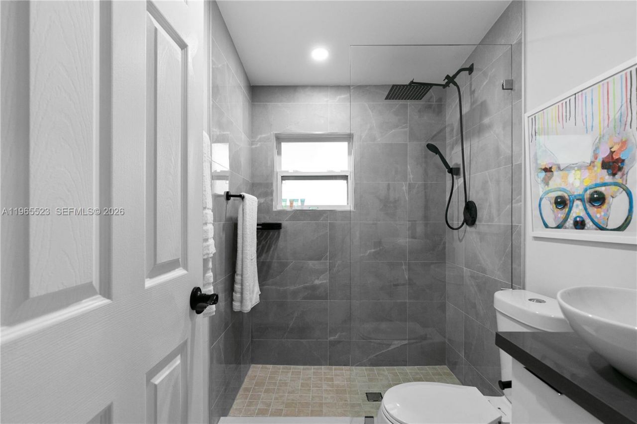 2376 NW 2nd St, Miami, FL 33125 Photo