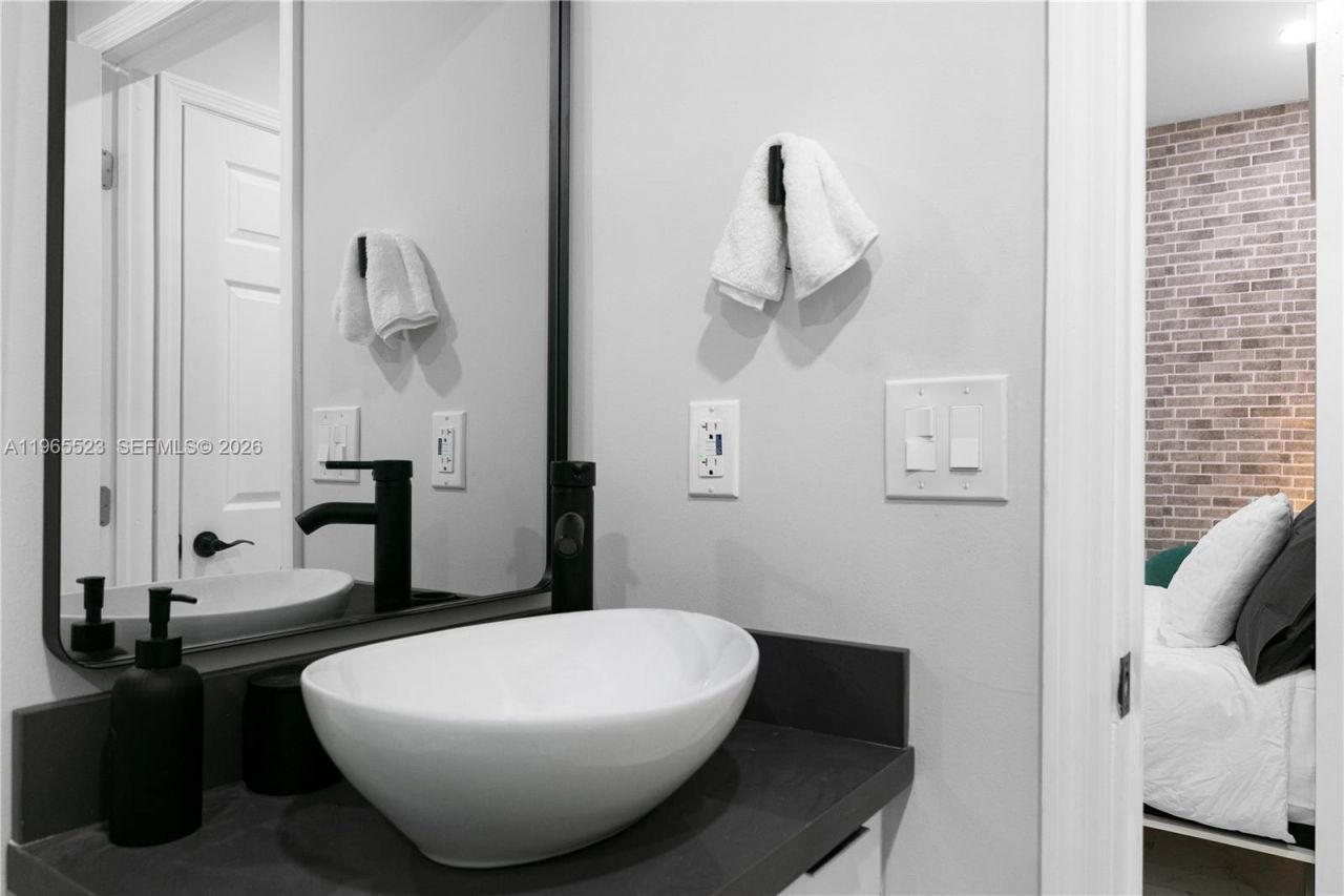 2376 NW 2nd St, Miami, FL 33125 Photo