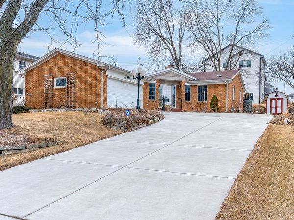 3812 N Thornwood Avenue, Davenport, IA 52806
