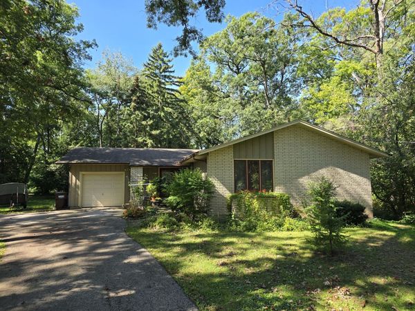 905 HICKORY Road, Woodstock, IL 60098