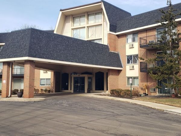 1198 Royal Glen Drive, Unit 121-C, Glen Ellyn, IL 60137