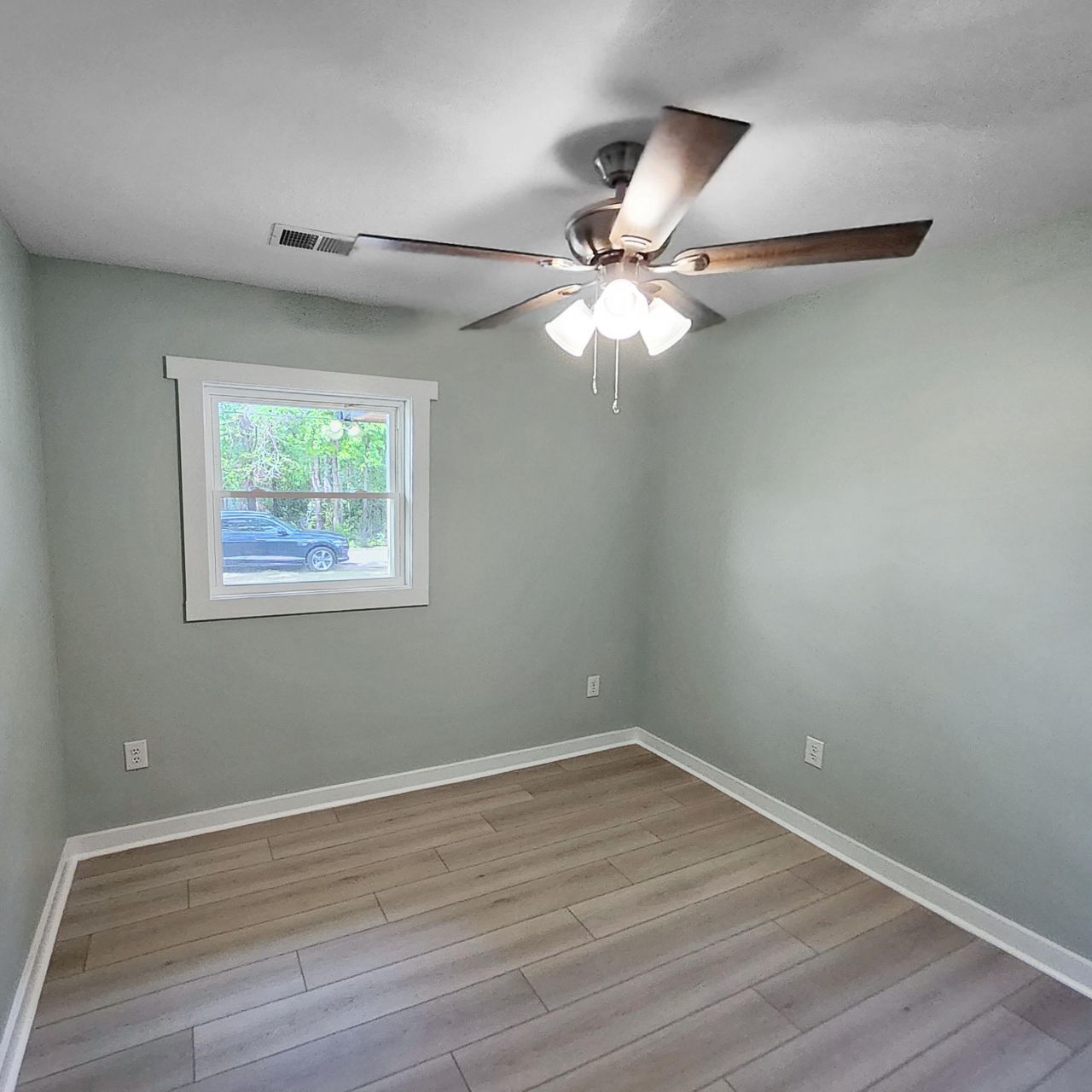 202 E Huggins Street Photo 13