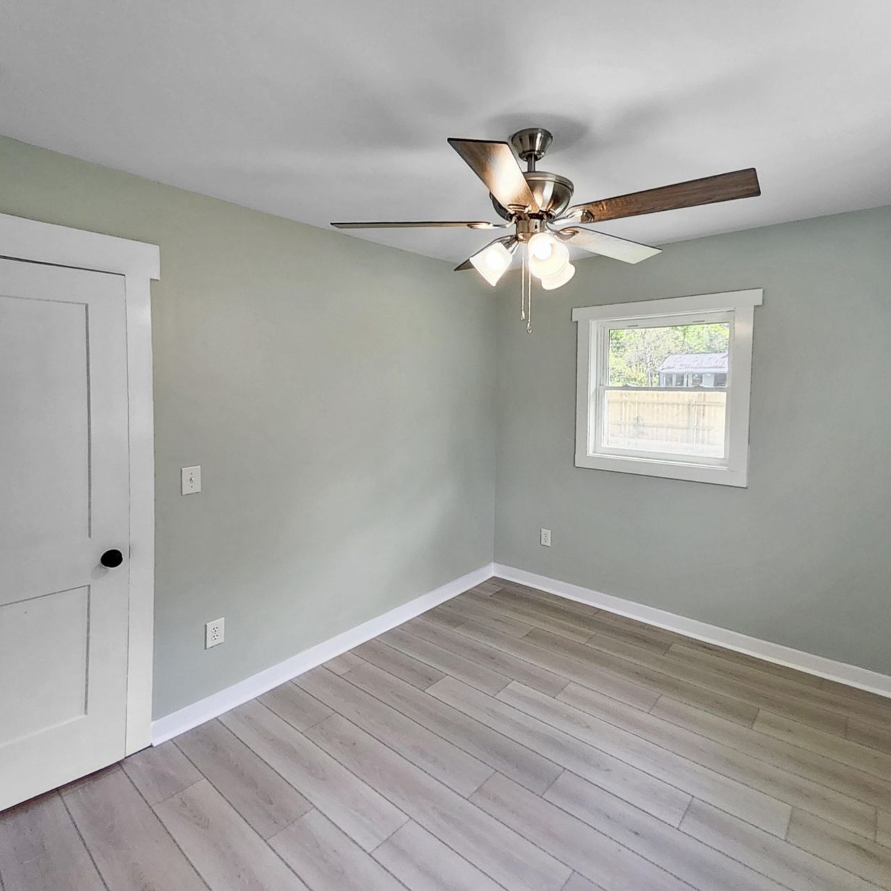 202 E Huggins Street Photo 16