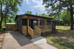 202 E Huggins Street photo 4