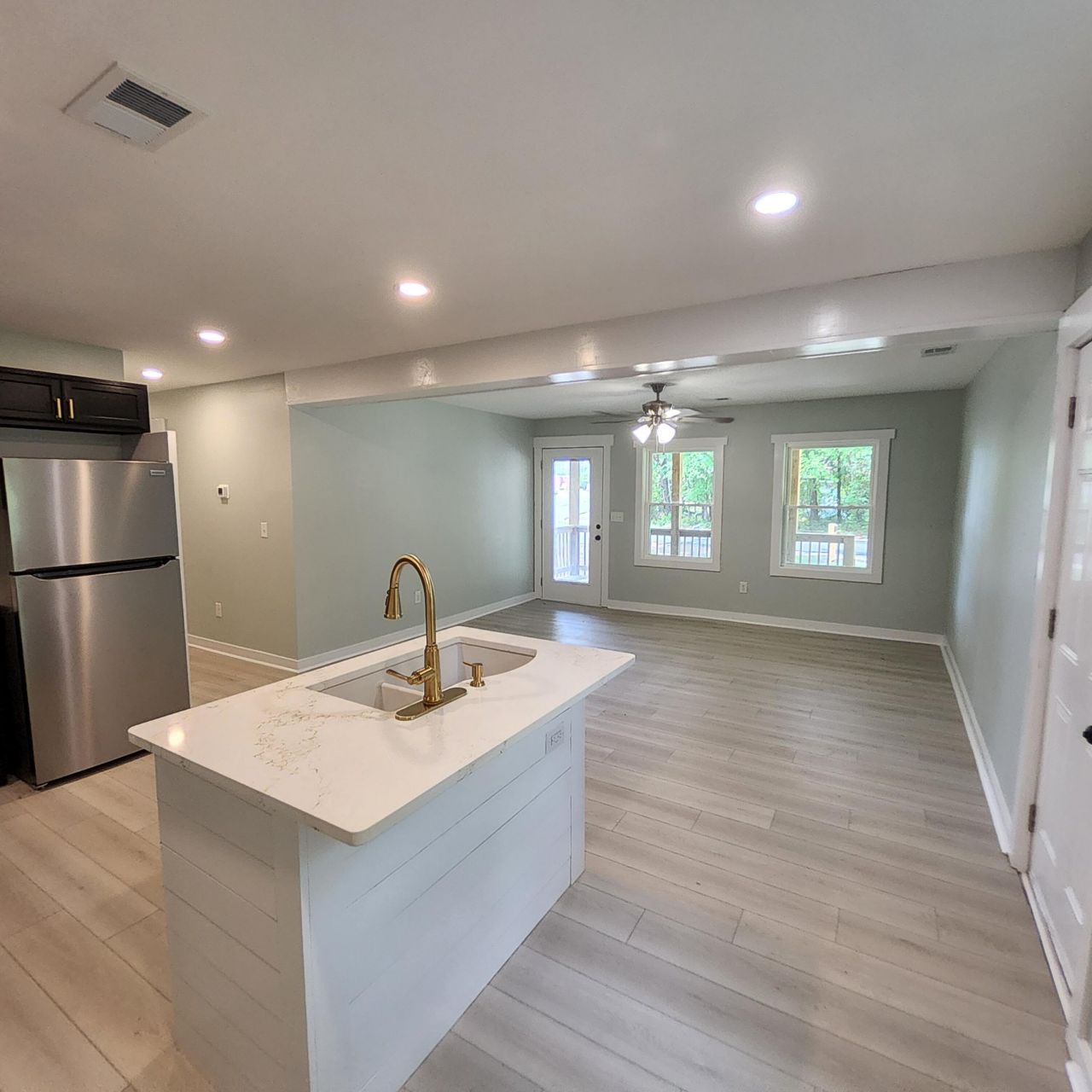 202 E Huggins Street Photo 7