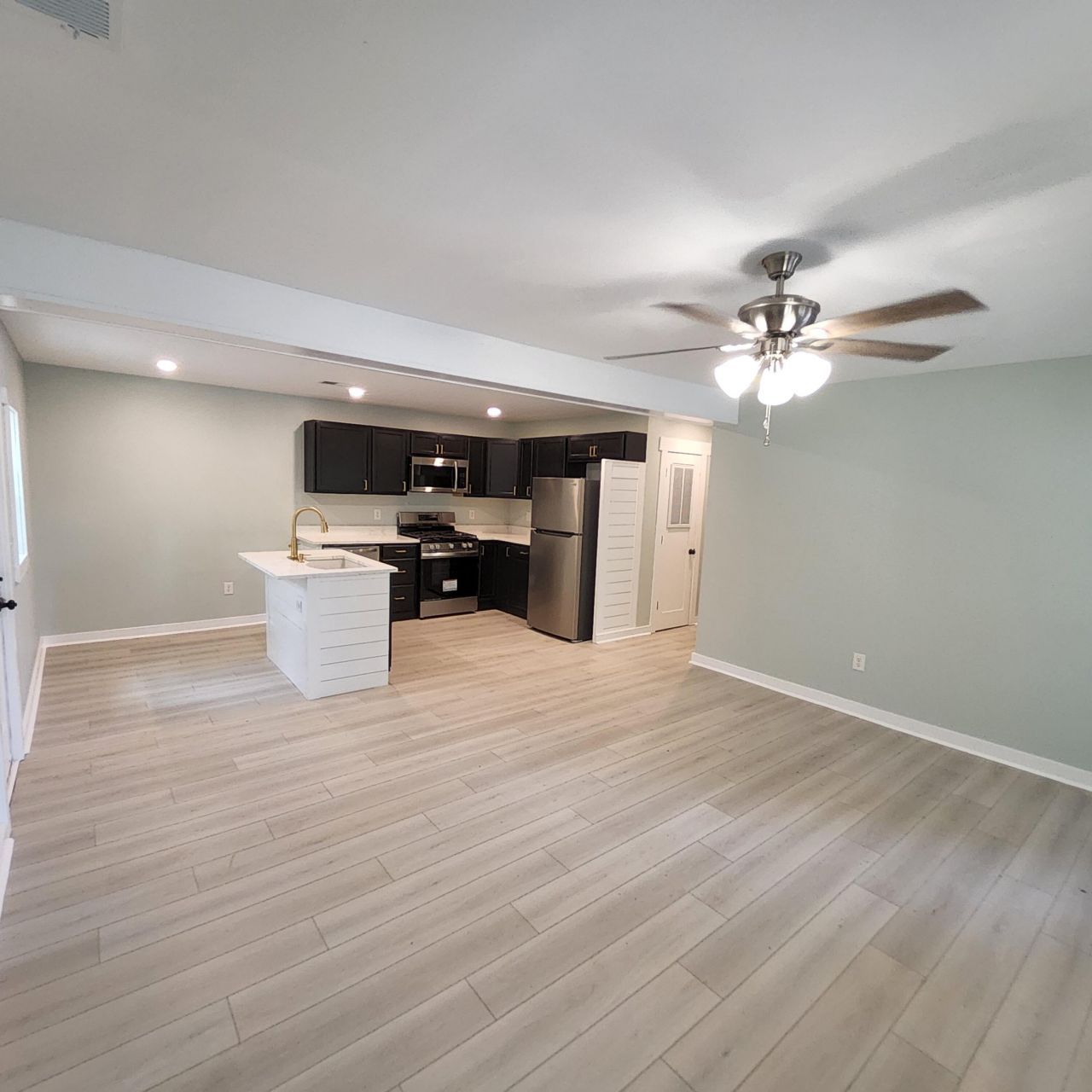 202 E Huggins Street Photo 9