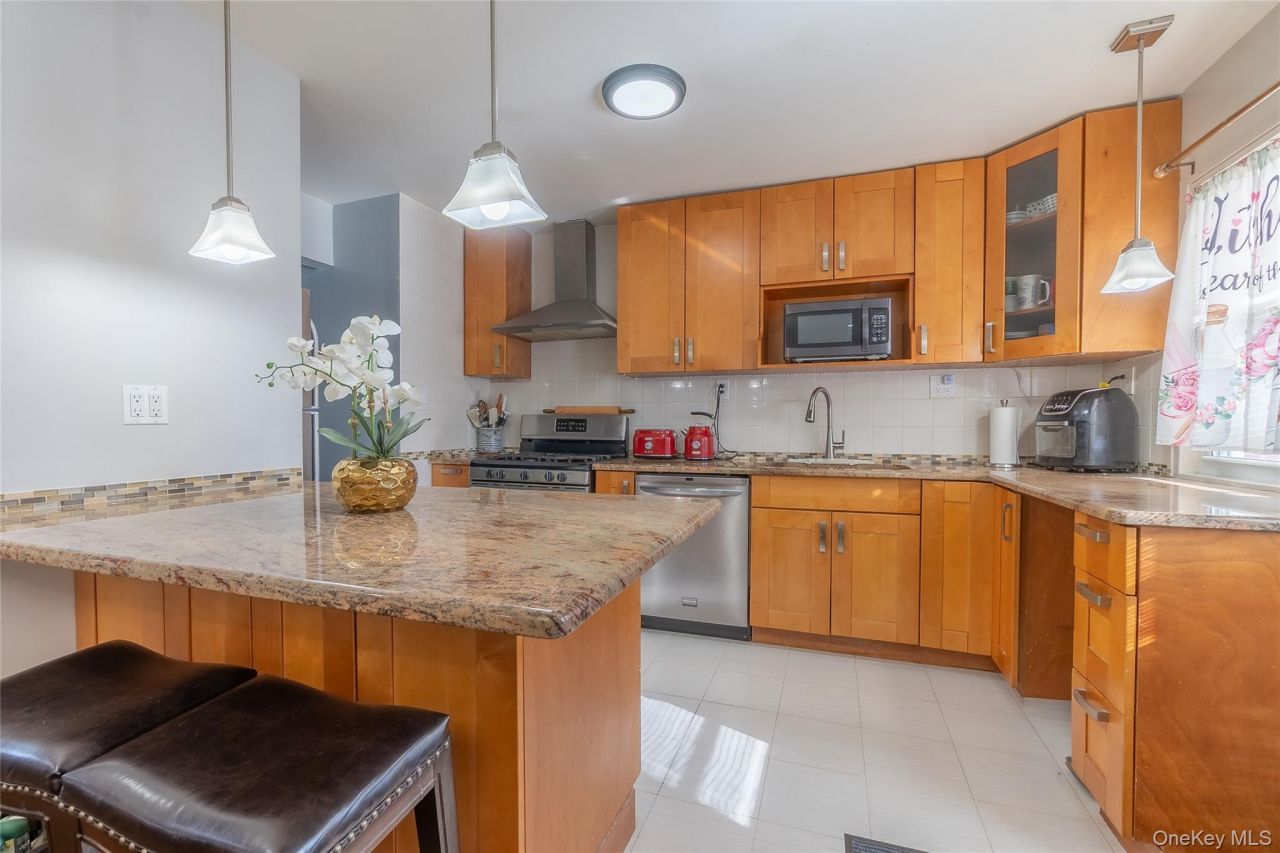 25708 147th Avenue, Rosedale, NY 11422 Main Photo