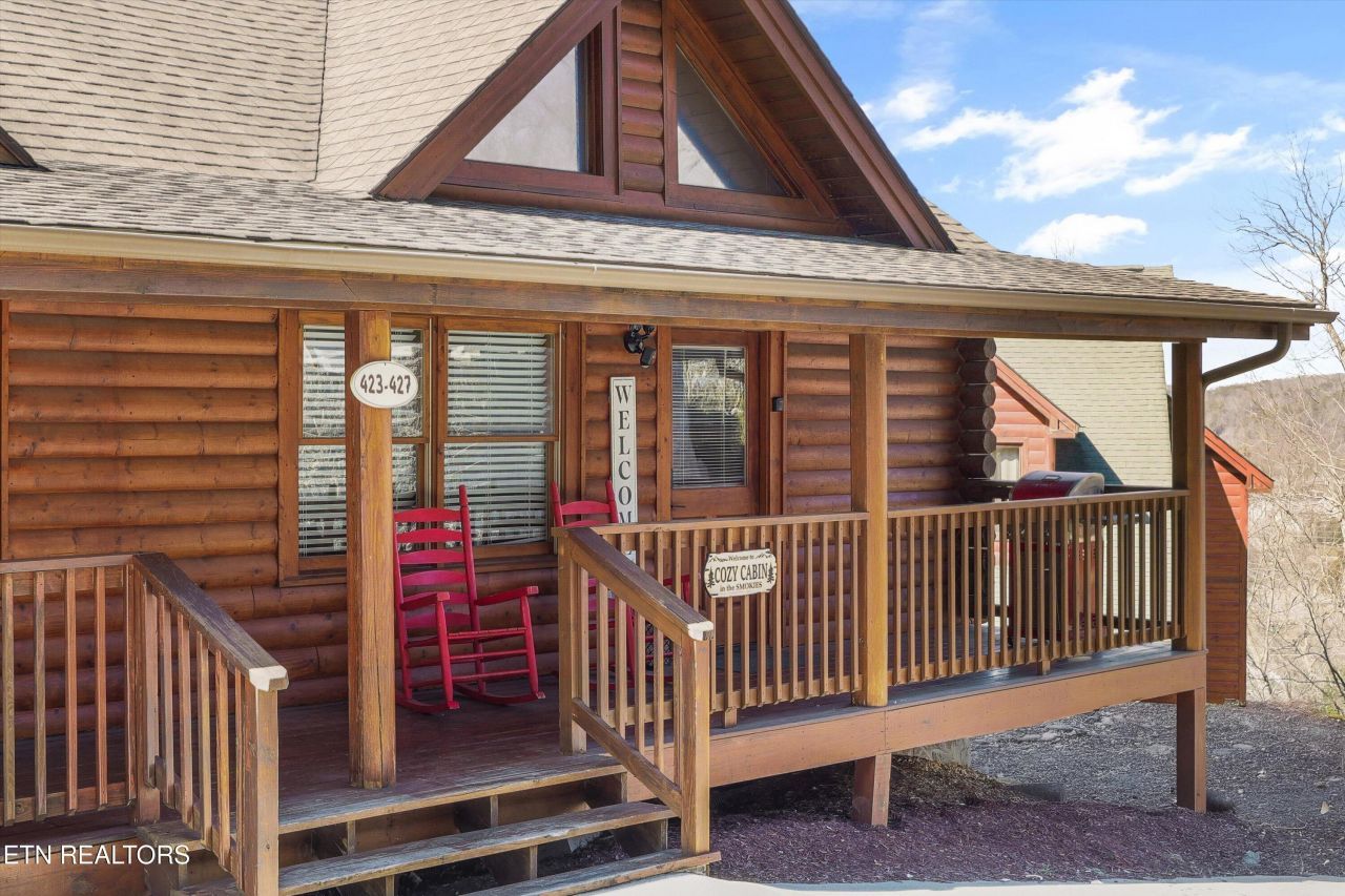 427 Big Bear Way, Pigeon Forge, TN 37863 Main Photo