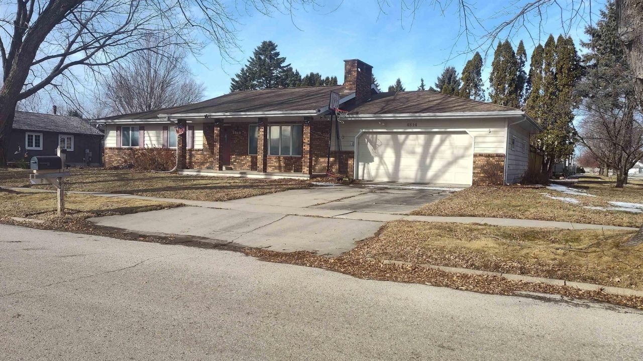 4814 Fostoria Drive, Waterloo, IA 50701 Main Photo
