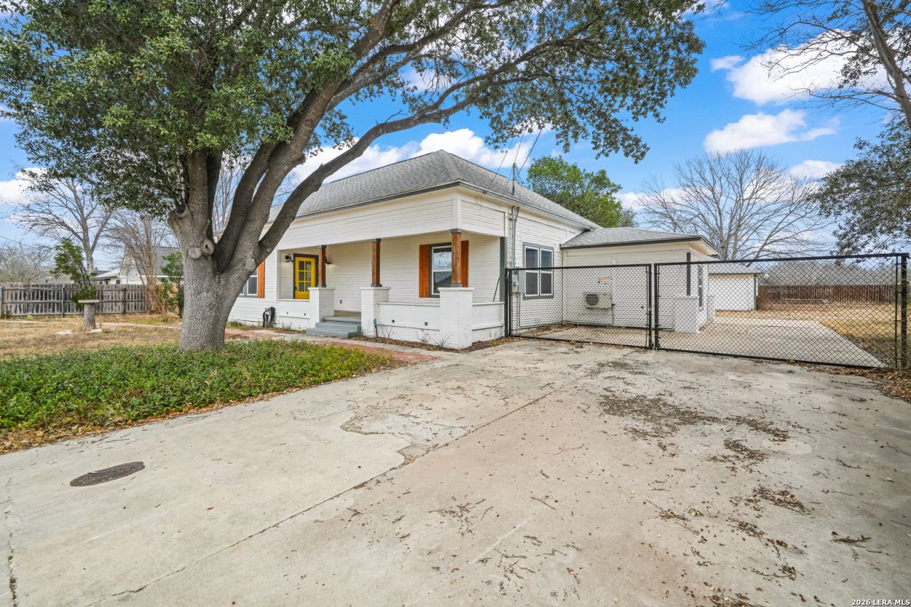 1301 Avenue K, Hondo, TX 78861 Main Photo