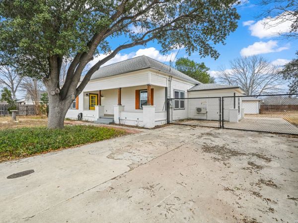 1301 Avenue K, Hondo, TX 78861