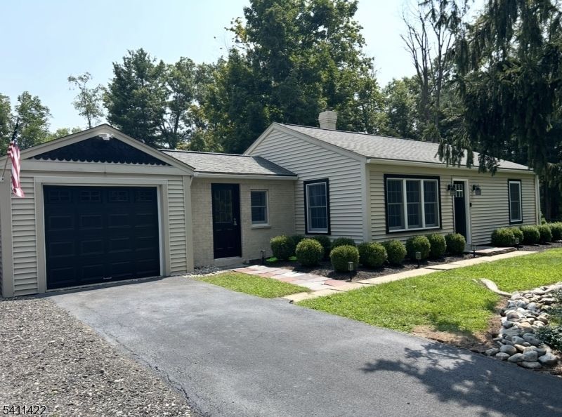 6 Willow Ct, Hope, NJ 07825 Main Photo