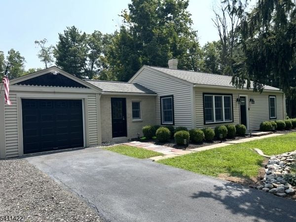 6 Willow Ct, Hope, NJ 07825