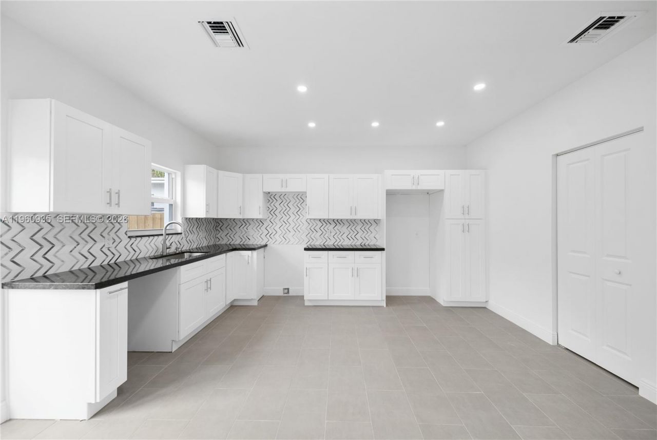 529 NW 56th St , Miami, FL 33127 Photo