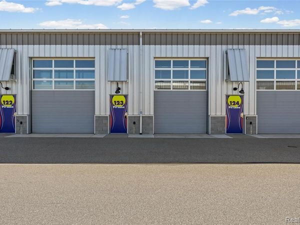 123 Pit Lane , Pontiac, MI 48341