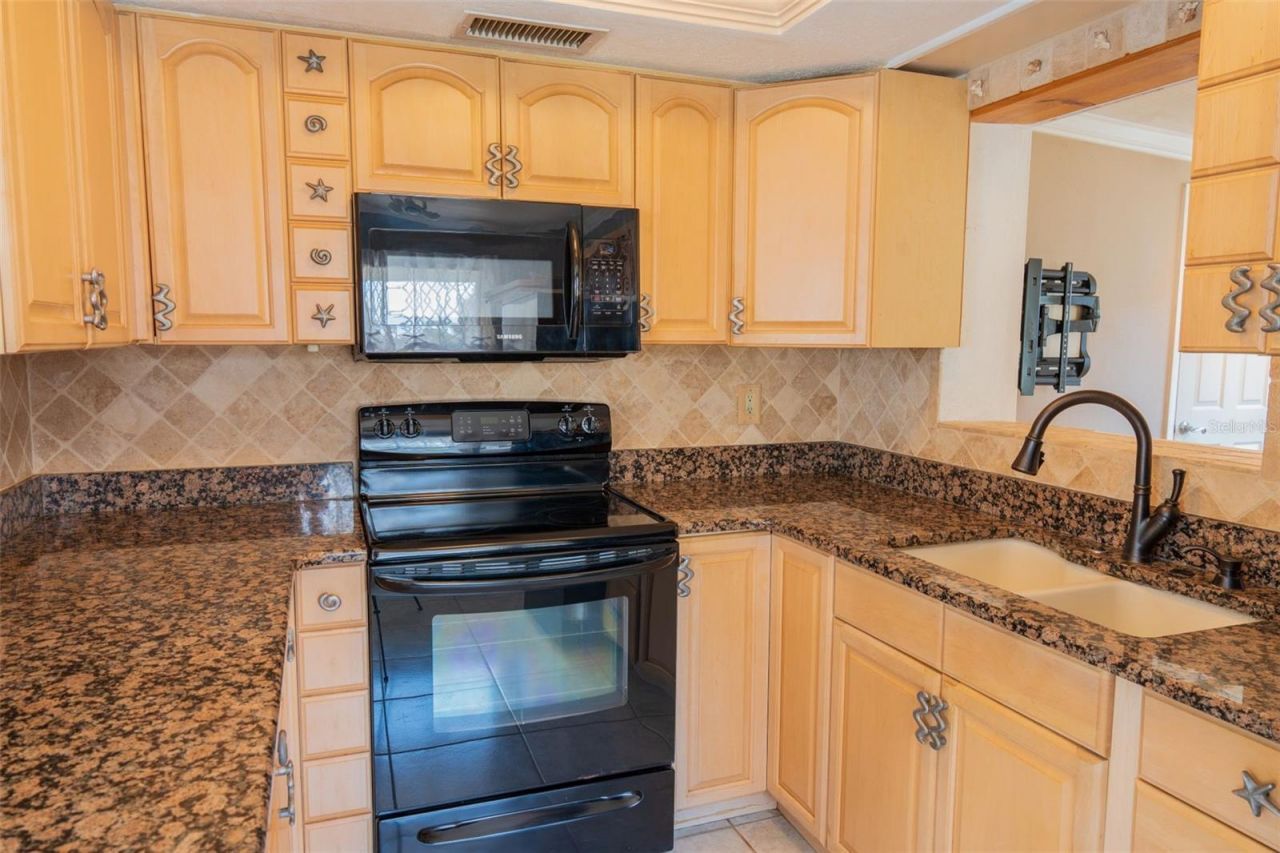 619 Garland Street N, Saint Petersburg, FL 33703 Photo