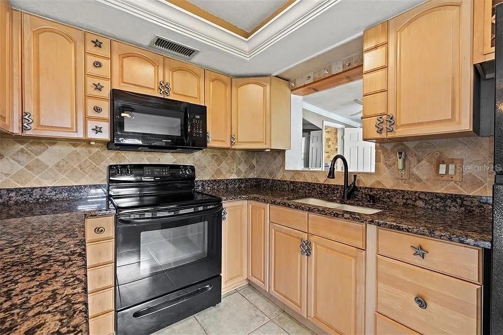 619 Garland Street N, Saint Petersburg, FL 33703 Photo