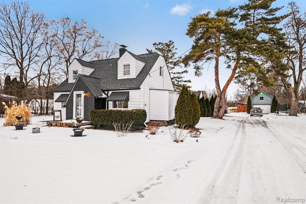 6272 W Court Street, Flint Township, MI 48532 Main Photo