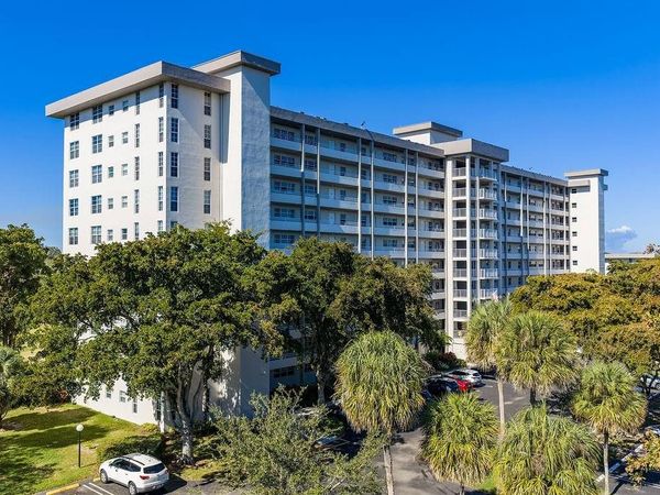 575 Oaks Lane, Unit 1002, Pompano Beach, FL 33069