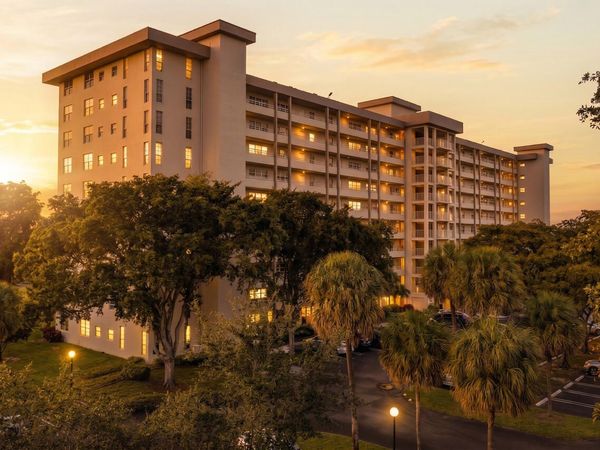 575 Oaks Lane, Unit 1002, Pompano Beach, FL 33069