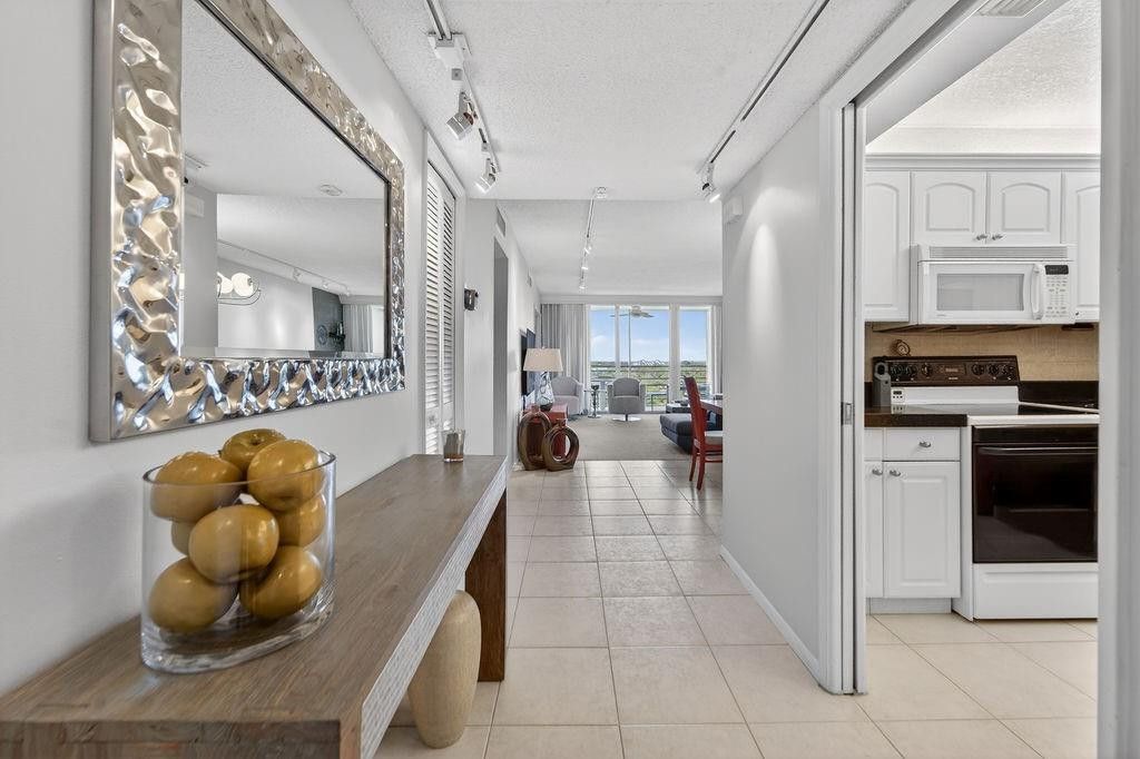 575 Oaks Lane, Unit 1002, Pompano Beach, FL 33069 Photo