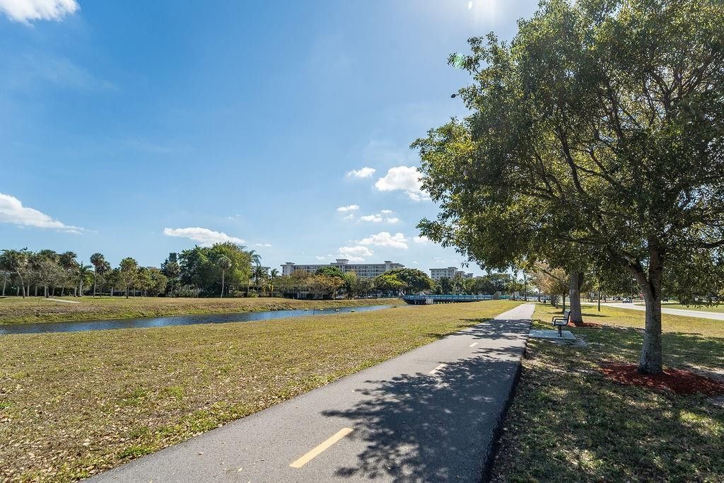 575 Oaks Lane, Unit 1002, Pompano Beach, FL 33069 Photo