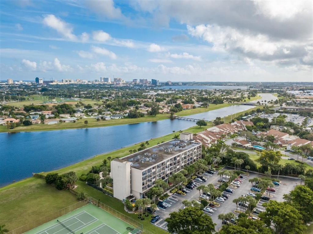 1830 Embassy Drive, Unit 403, West Palm Beach, FL 33401 Photo