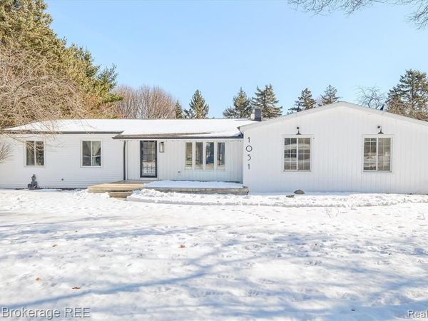1051 S East Street, Fenton, MI 48430