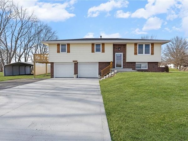 19723 Tonganoxie Drive, Tonganoxie, KS 66086