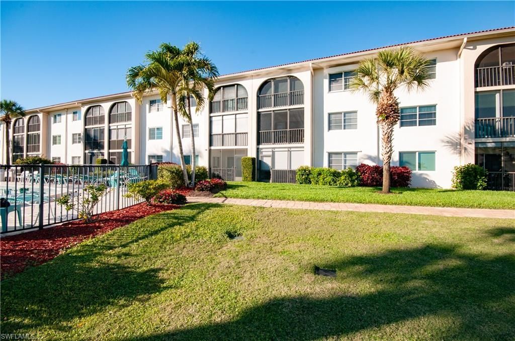 13 High Point Cir N, Unit 203, Naples, FL 34103 Photo