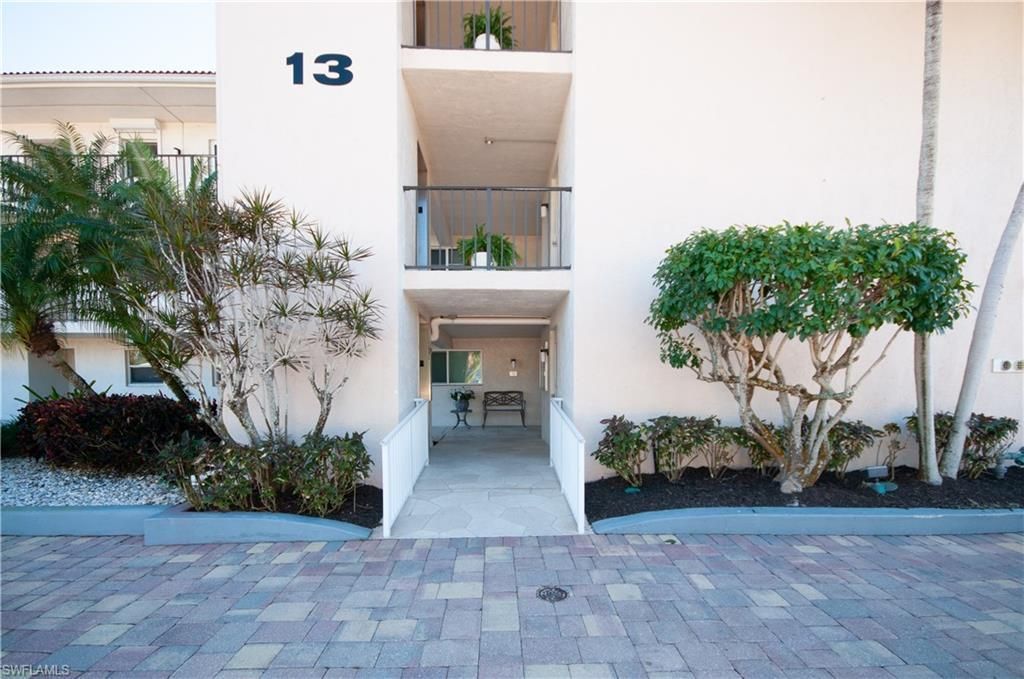 13 High Point Cir N, Unit 203, Naples, FL 34103 Photo
