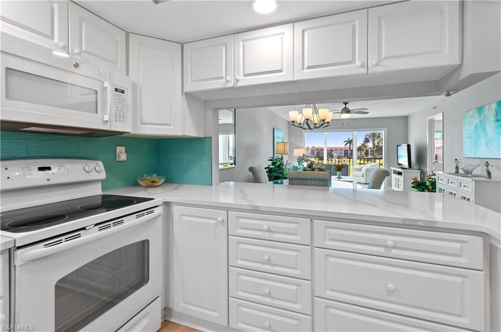 13 High Point Cir N, Unit 203, Naples, FL 34103 Photo