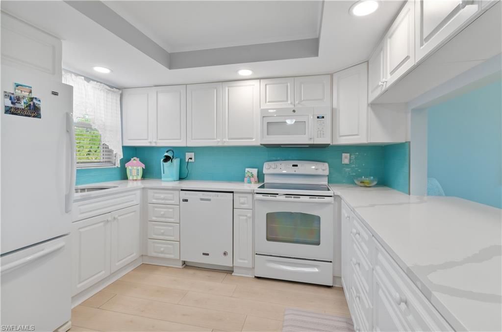 13 High Point Cir N, Unit 203, Naples, FL 34103 Photo
