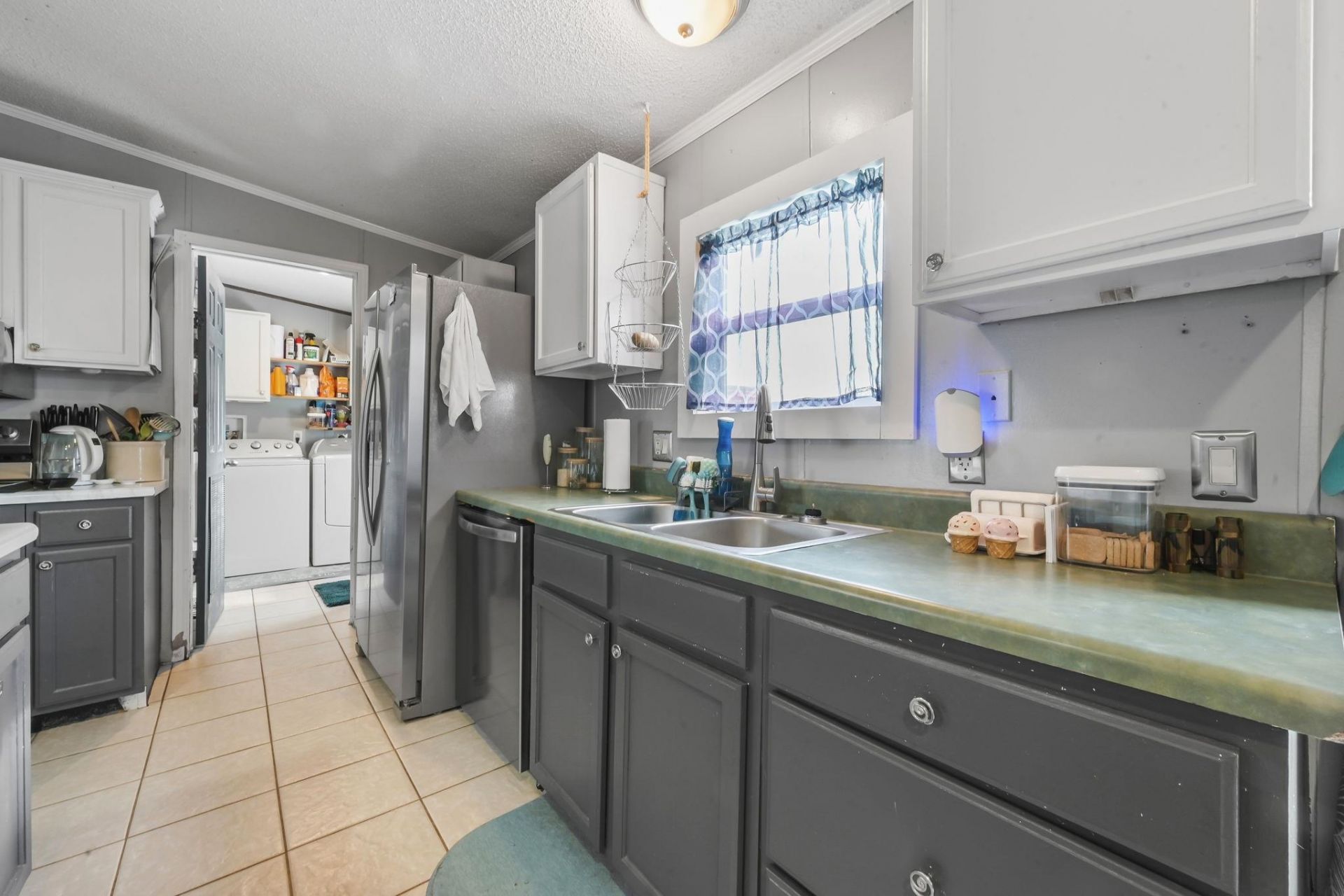 6043 East West Way Photo 4