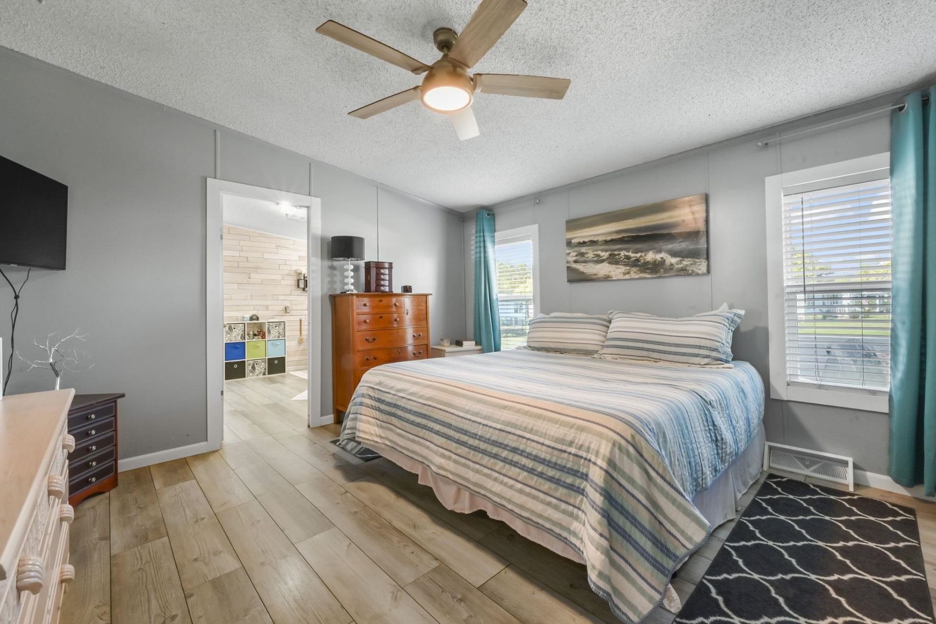 6043 East West Way Photo 7