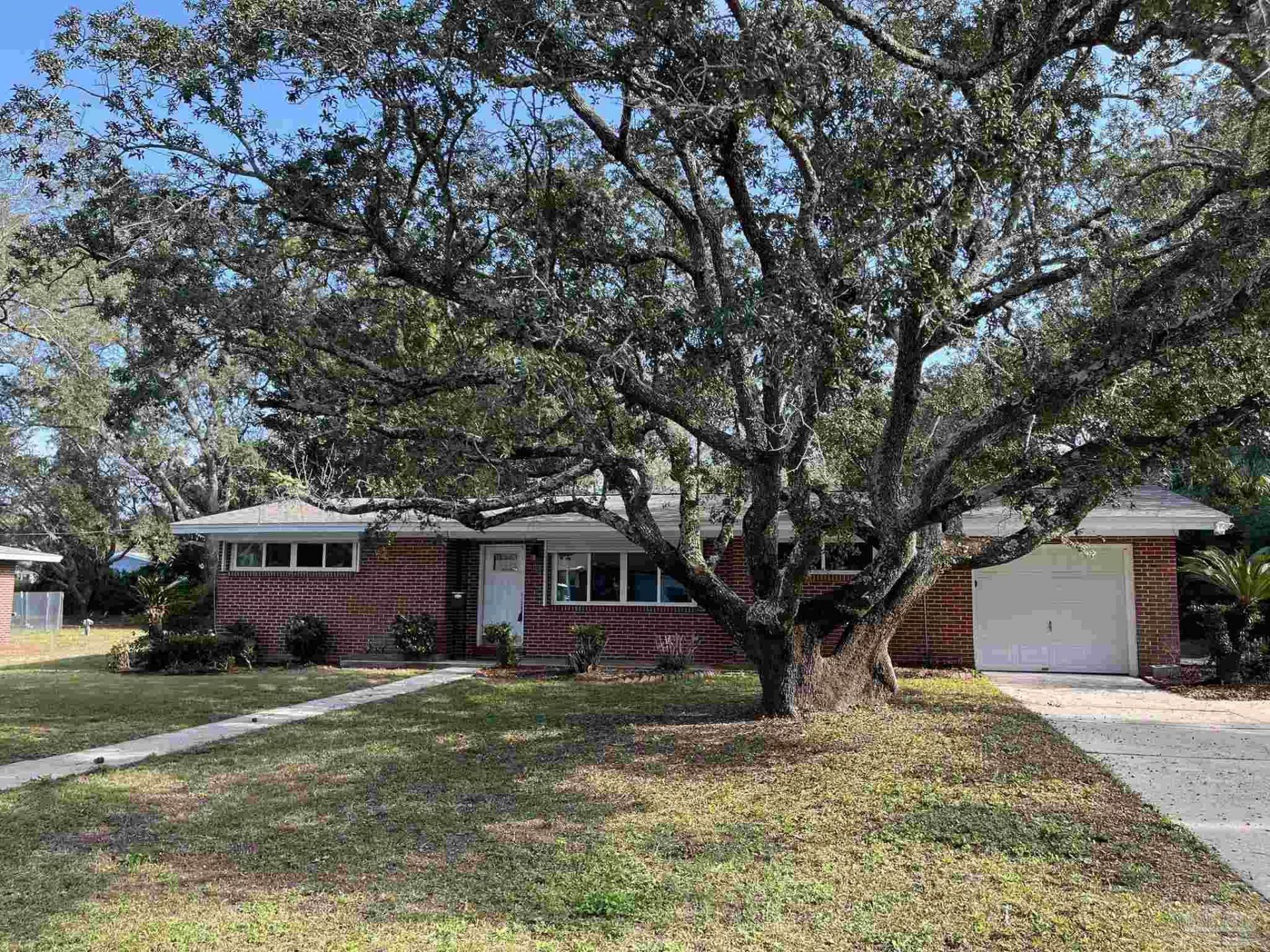 104 Navarre St, Gulf Breeze, FL 32561 Main Photo