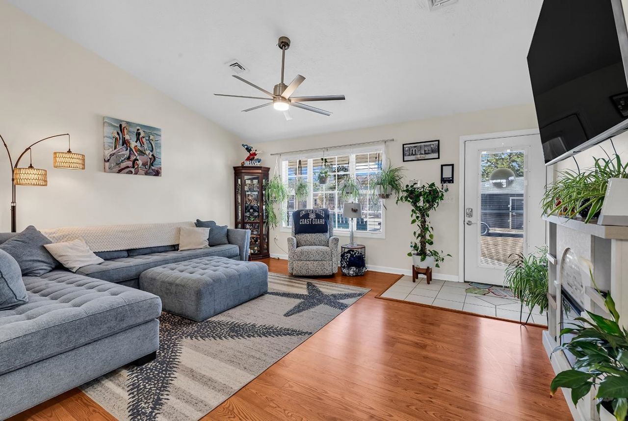 4220 Bradford Circle Photo 7