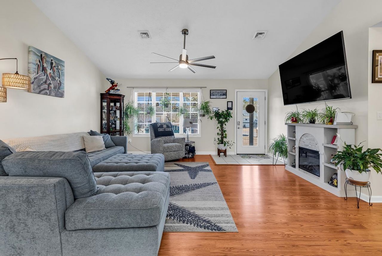 4220 Bradford Circle Photo 8