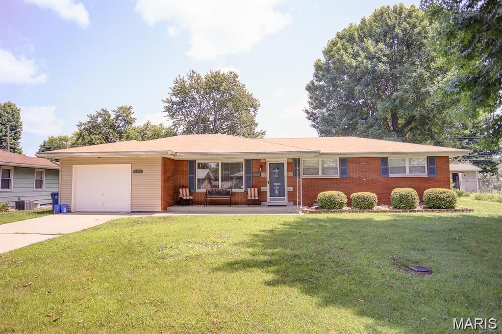 425 Sanders Street, Bethalto, IL 62010 Main Photo