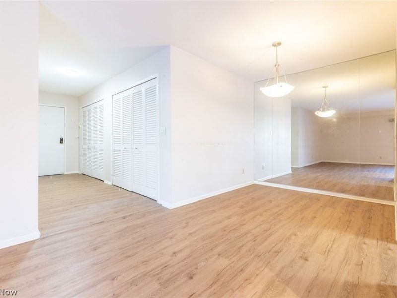 2112 Acacia Park Drive, Unit 209, Lyndhurst, OH 44124 Photo 2