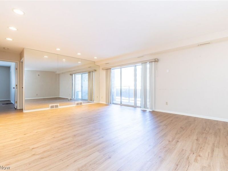 2112 Acacia Park Drive, Unit 209, Lyndhurst, OH 44124 Photo 4