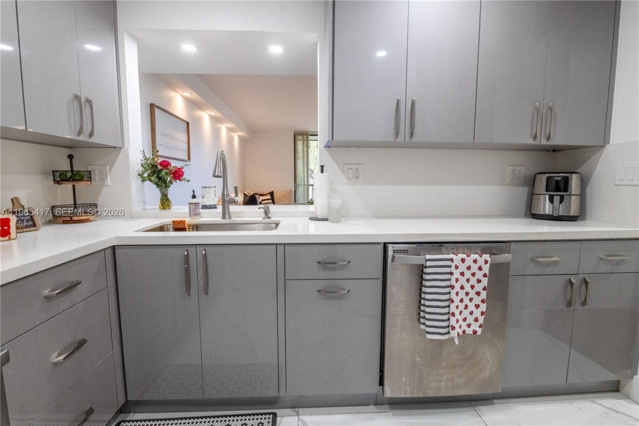 8045 SW 107th Ave, Unit 212, Miami, FL 33173 Photo