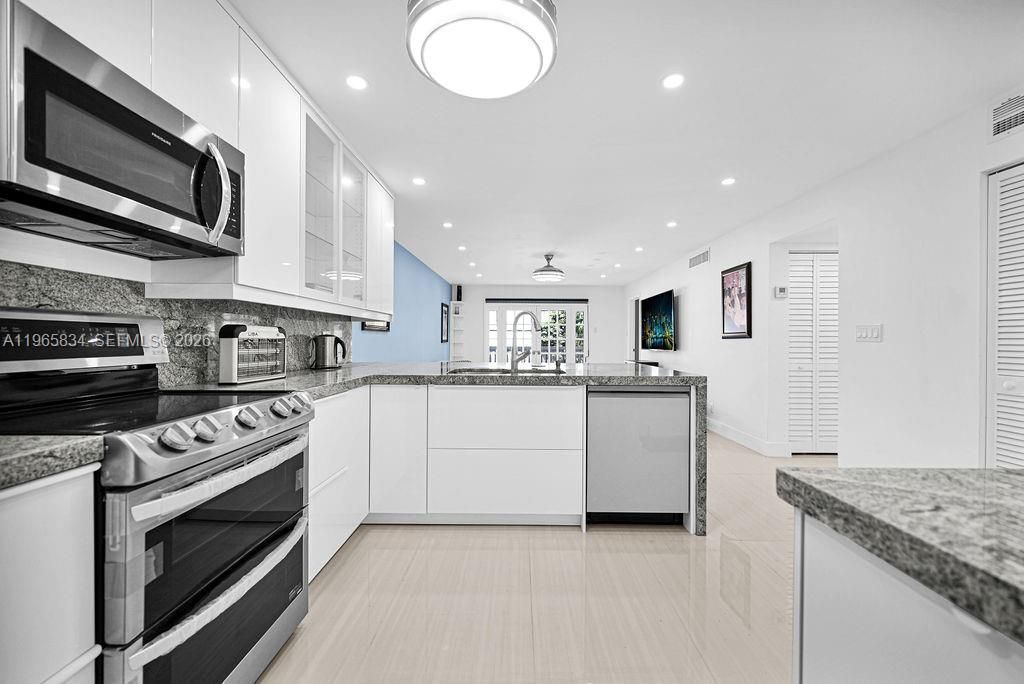 410 SE 2nd St, Unit 223, Hallandale Beach, FL 33009 Photo