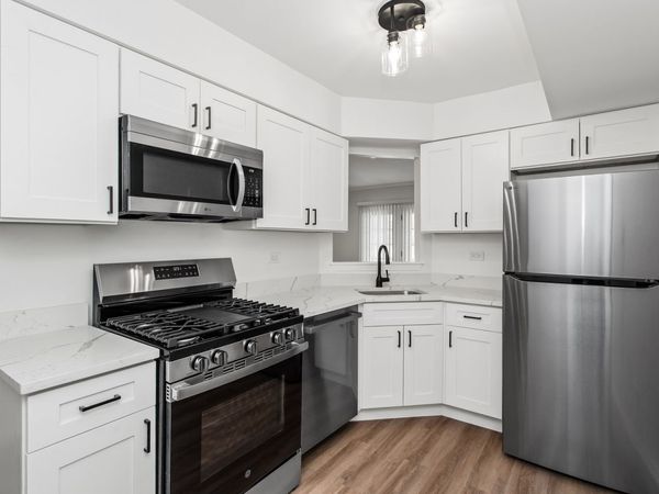 4252 Central Road, Unit 102, Glenview, IL 60025