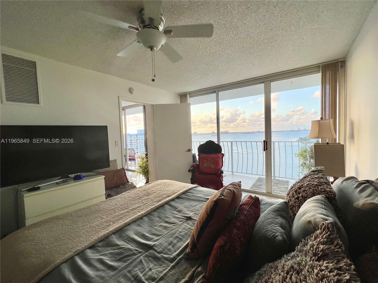 7601 E Treasure Dr, Unit 1817, North Bay Village, FL 33141 Photo