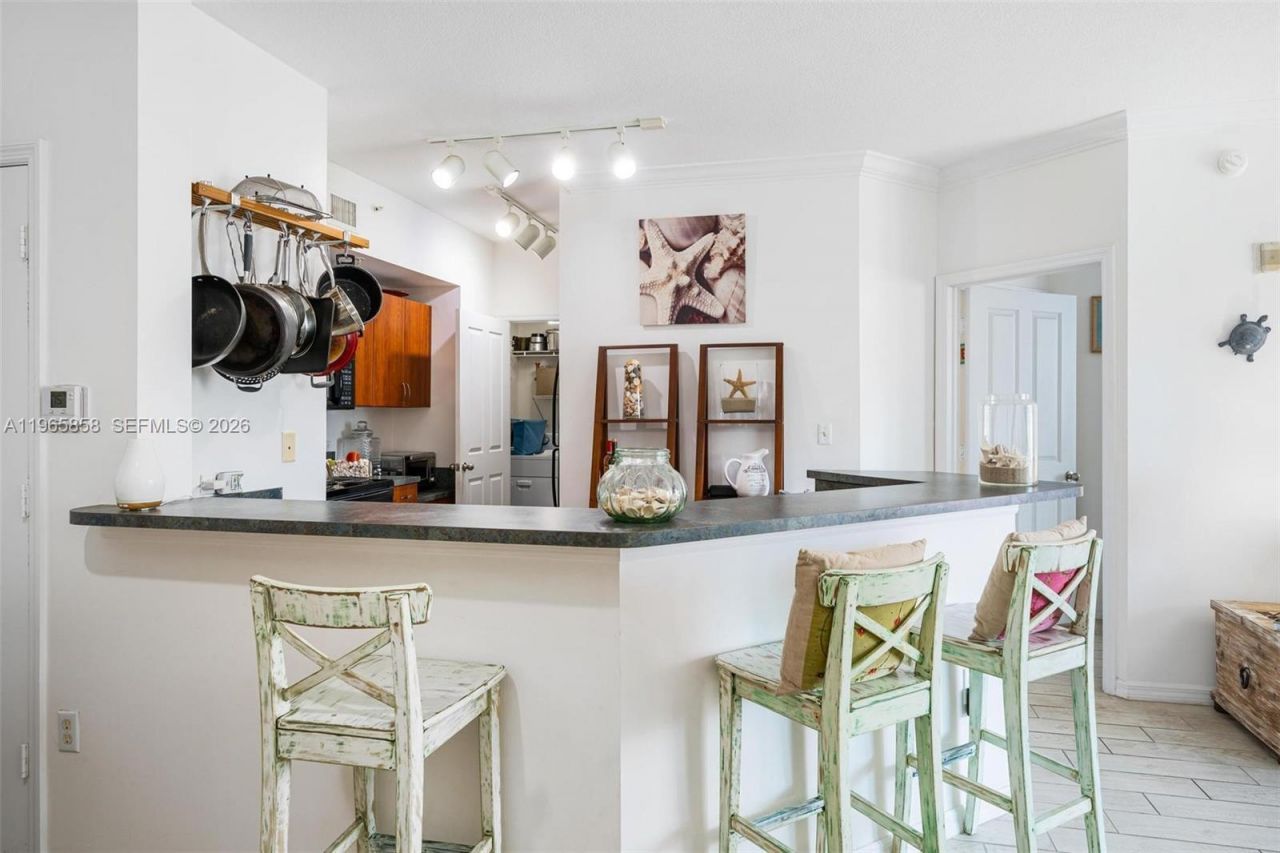 9172 Collins Ave, Unit 210, Surfside, FL 33154 Photo