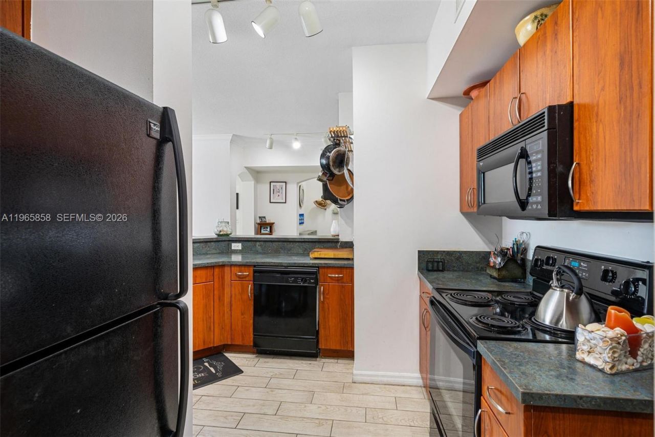 9172 Collins Ave, Unit 210, Surfside, FL 33154 Photo