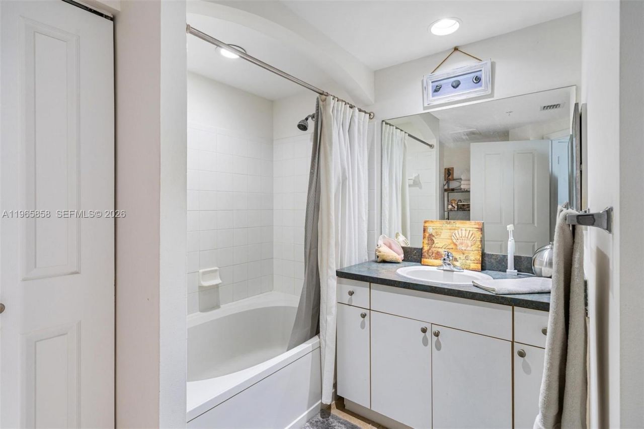 9172 Collins Ave, Unit 210, Surfside, FL 33154 Photo