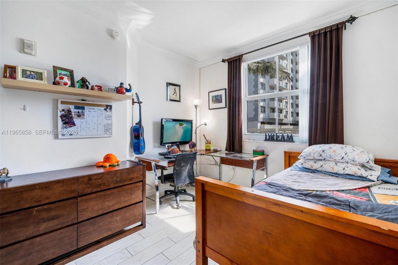 9172 Collins Ave, Unit 210, Surfside, FL 33154 Photo